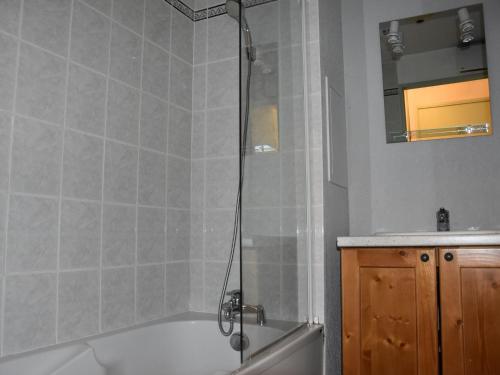 a bathroom with a bath tub and a sink at Appartement cosy avec balcon, 300m du centre, proche commerces et pistes, piscine chauffée - FR-1-464-157 in Pralognan-la-Vanoise