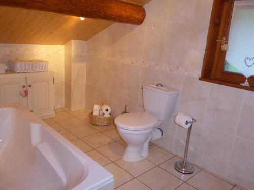 une salle de bain avec toilettes, lavabo et baignoire dans l'établissement Luxueux chalet ensoleillé, ski aux pieds, près des pistes et du centre. - FR-1-464-169, à Pralognan-la-Vanoise