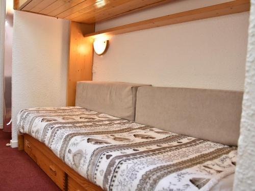 - un petit lit dans une chambre avec un lit sidx sidx sidx dans l'établissement Studio Pralognan-la-Vanoise, 1 pièce, 4 personnes - FR-1-464-151, à Pralognan-la-Vanoise