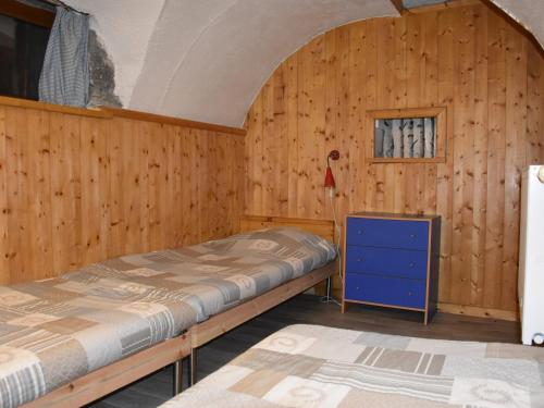a bedroom with two beds and a blue cabinet at Appartement Pralognan-la-Vanoise, 3 pièces, 6 personnes - FR-1-464-154 in Pralognan-la-Vanoise