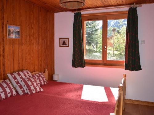 a bedroom with a bed and a window at Appartement Pralognan-la-Vanoise, 3 pièces, 3 personnes - FR-1-464-183 in Pralognan-la-Vanoise