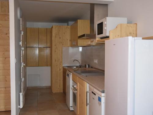 A kitchen or kitchenette at Appartement Pralognan-la-Vanoise, 3 pièces, 3 personnes - FR-1-464-183