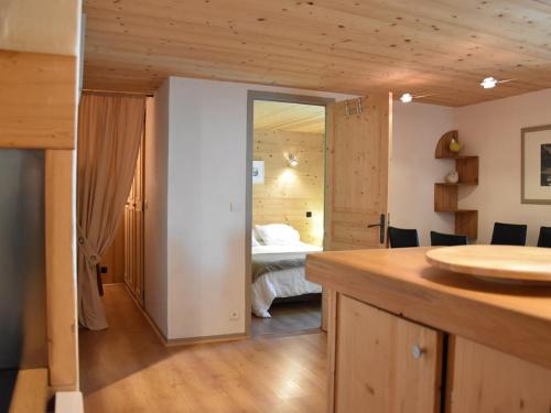 普拉洛尼昂拉瓦努瓦斯Appartement en centre-ville, proche des pistes, 4 personnes - FR-1-464-191的客房设有带一张床和一张桌子的卧室