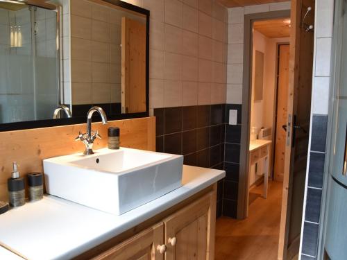普拉洛尼昂拉瓦努瓦斯Appartement en centre-ville, proche des pistes, 4 personnes - FR-1-464-191的带白色水槽和镜子的浴室