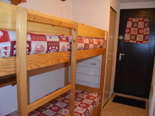 Ce dortoir comprend 2 lits superposés et une porte. dans l'établissement Studio Charmant Proche Centre, Balcon Sud, Calme, Capacité 4 Pers., Près Commerces et Téléphérique - FR-1-464-173, à Pralognan-la-Vanoise