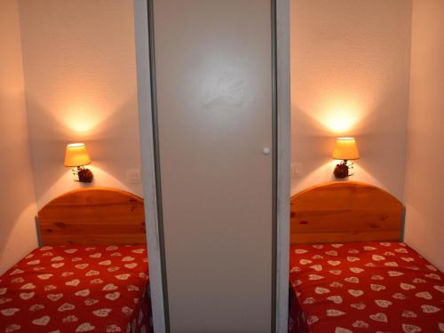 Ένα ή περισσότερα κρεβάτια σε δωμάτιο στο Appartement cosy avec piscine, proche centre et téléphérique - 4 pers. - FR-1-464-165