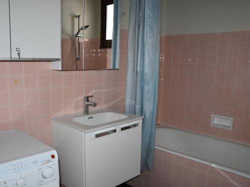 une salle de bain avec un lavabo et une machine à laver dans l'établissement Appartement 3 pièces, proche pistes, 6 pers., 2 ch., lave-vaisselle, lave-linge - FR-1-464-197, à Pralognan-la-Vanoise