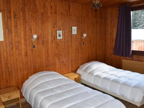 deux lits dans une chambre aux murs en bois dans l'établissement Appartement 3 pièces, proche pistes, 6 pers., 2 ch., lave-vaisselle, lave-linge - FR-1-464-197, à Pralognan-la-Vanoise