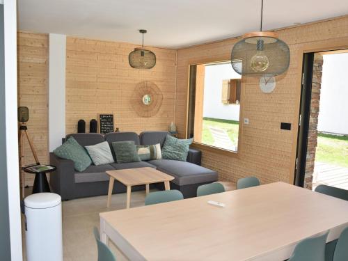 un salon avec un canapé et une table dans l'établissement Chalet récent proche centre, piscine et patinoire, avec terrasse et parking couvert - FR-1-464-189, à Pralognan-la-Vanoise