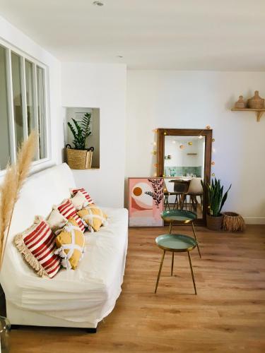 - un salon avec un canapé blanc et un miroir dans l'établissement Chez Louise et Lucette, à Sanary-sur-Mer