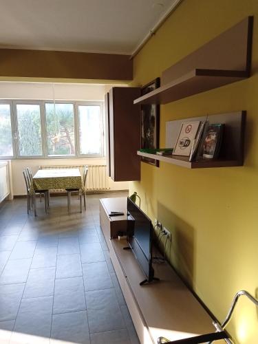 eine Küche mit einem Tisch und einem Esszimmer in der Unterkunft Apartment Laura in Pula