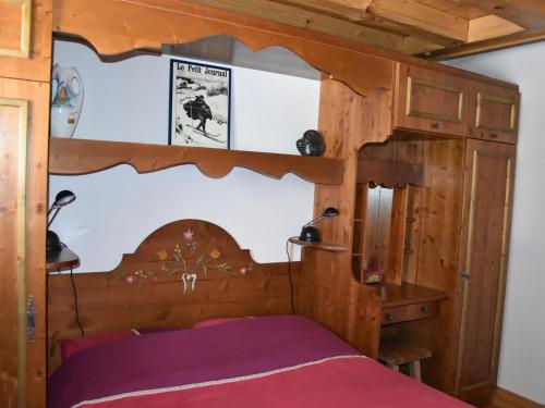 - une chambre avec des lits superposés en bois et des draps violets dans l'établissement Appartement Familial avec Balcon Est - Près des Pistes et Commerces - FR-1-464-181, à Pralognan-la-Vanoise