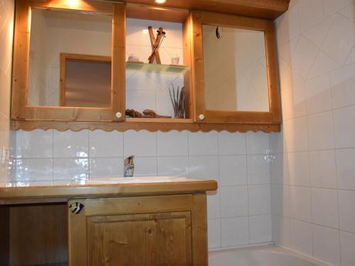 une salle de bain avec un lavabo et une baignoire dans l'établissement Appartement Familial avec Balcon Est - Près des Pistes et Commerces - FR-1-464-181, à Pralognan-la-Vanoise