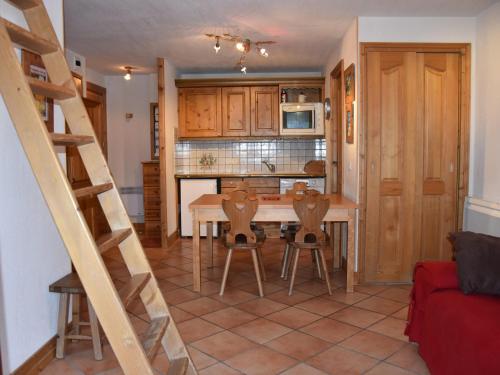 une cuisine et une salle à manger avec une table et des chaises dans l'établissement Appartement Familial avec Balcon Est - Près des Pistes et Commerces - FR-1-464-181, à Pralognan-la-Vanoise