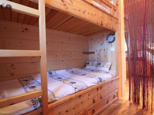 - une chambre avec 2 lits superposés dans une cabane en rondins dans l'établissement Joli studio cosy à Champagny, proche centre, terrasse, 4 pers., accès rapide commerces/télécabine - FR-1-464-196, à Champagny-en-Vanoise