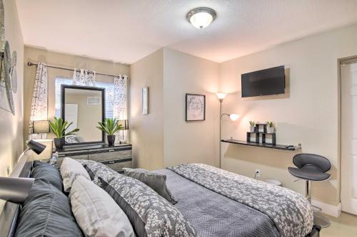 1 dormitorio con 1 cama y TV en la pared en Fort Lauderdale Apt Near Beaches and Shopping!, en Fort Lauderdale