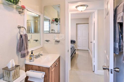 y baño con lavabo y espejo. en Fort Lauderdale Apt Near Beaches and Shopping!, en Fort Lauderdale