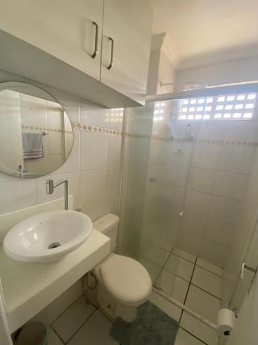y baño con aseo, lavabo y ducha. en Apto refugio 304 em Sao Luis - MA, en São Luís