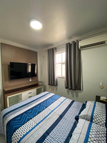 1 dormitorio con 1 cama y TV de pantalla plana en Apto refugio 304 em Sao Luis - MA, en São Luís