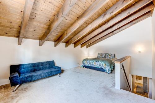 ein Wohnzimmer mit einem blauen Sofa und einem Bett in der Unterkunft Lakeview Serenity in Incline Village