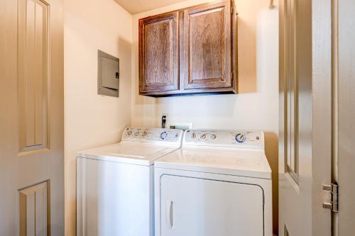 eine weiße Waschmaschine und ein Trockner in einem Zimmer in der Unterkunft Lakeview Serenity in Incline Village