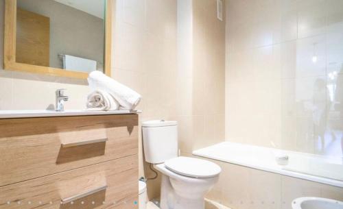 biała łazienka z toaletą i umywalką w obiekcie Hacienda Riquelme Golf Resort Ground Floor Apartment w mieście Sucina