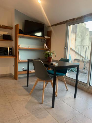 une salle à manger avec une table et deux chaises dans l'établissement Studio avec Terrasse, à Aix-en-Provence
