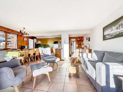 een woonkamer met een bank, stoelen en een tafel bij Instant sports & ski Paradise in Verbier