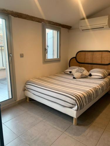 un grand lit dans une chambre avec une fenêtre dans l'établissement Studio avec Terrasse, à Aix-en-Provence