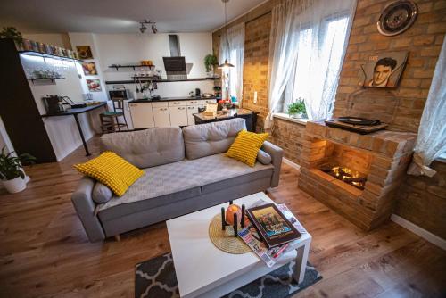 uma sala de estar com um sofá e uma lareira em Apartament Marklissa em Leśna