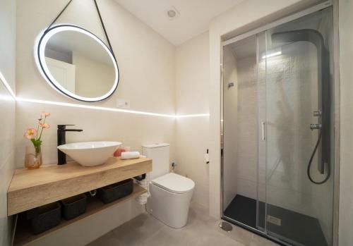 豐希羅拉的住宿－Luxury Beach home，一间带卫生间、水槽和镜子的浴室