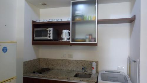 cocina con fregadero y microondas en Apartamento 1937 a estrenar en Recoleta en Buenos Aires