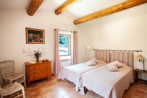 - une chambre avec 2 lits et une fenêtre dans l'établissement Gîte St Roch en Luberon, à Castellet