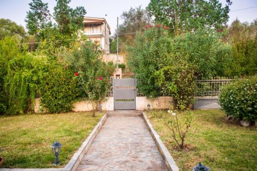 un jardín con una puerta en medio de un patio en Messini Agrilia Residence en Messíni