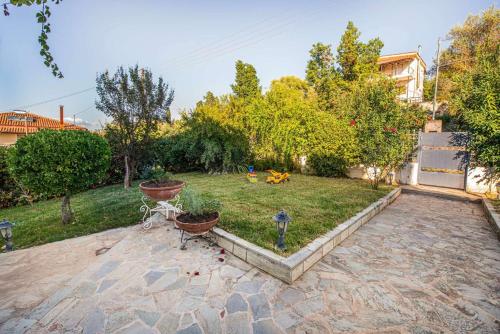 a backyard with a garden with plants in the grass at Messini Agrilia Residence in Messini