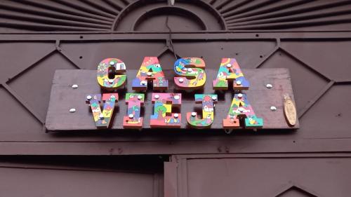 Ein Schild mit dem Wort Pizza, das auf einem Gebäude hängt. in der Unterkunft Casa Vieja Guest House in Santa Ana