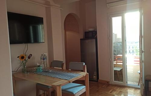 ein Esszimmer mit einem Tisch und einem TV in der Unterkunft Madina Hostel in Kairo
