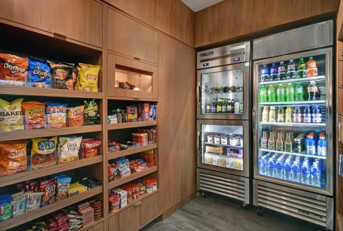 eine Küche mit einem offenen Kühlschrank mit vielen Getränken in der Unterkunft Fairfield by Marriott Inn & Suites Norfolk in Norfolk