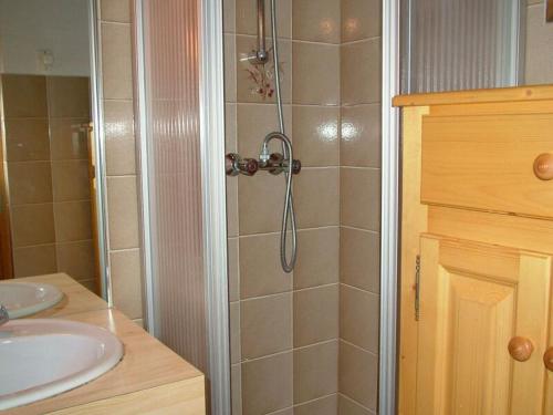 une douche dans une salle de bain avec un lavabo dans l'établissement Studio en mezzanine, près des pistes, balcon sud/est, garage privé - FR-1-464-35, à Pralognan-la-Vanoise