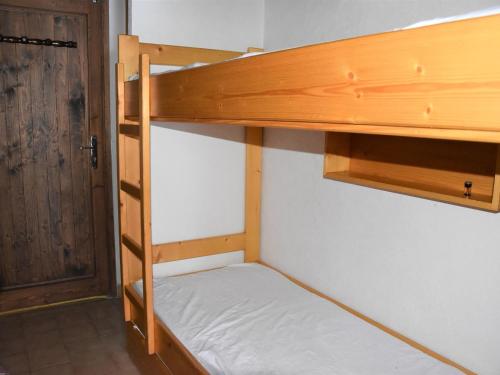 Ce lit superposé se trouve dans un dortoir doté d'une porte. dans l'établissement Studio en mezzanine, près des pistes, balcon sud/est, garage privé - FR-1-464-35, à Pralognan-la-Vanoise