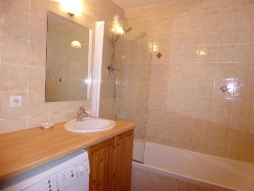 a bathroom with a sink and a mirror and a tub at Duplex Mezzanine 6 Pers. avec Grand Balcon et Garage à 400m des Commerces et Téléphérique - FR-1-464-36 in Pralognan-la-Vanoise