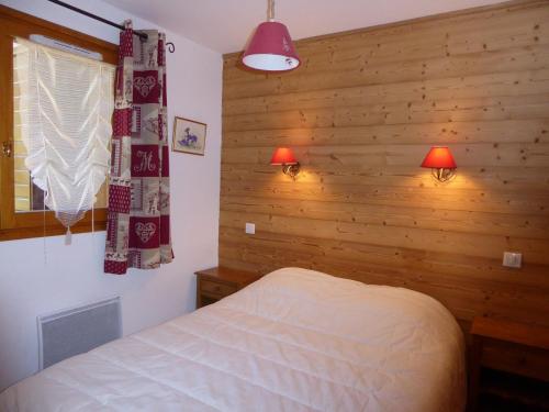 プラローニャン・ラ・ヴァノワーズにあるAppartement Pralognan-la-Vanoise, 5 pièces, 6 personnes - FR-1-464-36のベッドルーム1室(ベッド1台、壁に照明2つ付)