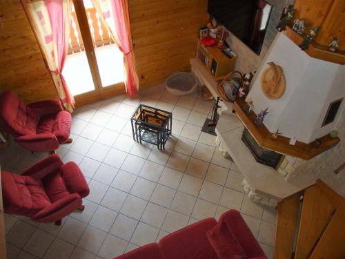 an overhead view of a living room with red chairs at Chalet calme 8 pers, 2 chambres, WiFi, parking privé - FR-1-464-39 in Pralognan-la-Vanoise