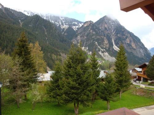 a view of a mountain range with trees and houses at Chalet calme 8 pers, 2 chambres, WiFi, parking privé - FR-1-464-39 in Pralognan-la-Vanoise