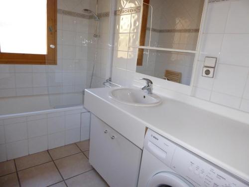 尚帕尼恩瓦努瓦茲的住宿－Appartement Champagny-en-Vanoise, 4 pièces, 8 personnes - FR-1-464-37，白色的浴室设有水槽和洗衣机。
