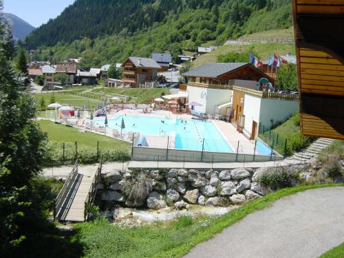 une grande piscine dans un village avec un complexe dans l'établissement Charmant duplex avec grande terrasse au cœur de Champagny-en-Vanoise - FR-1-464-38, à Champagny-en-Vanoise