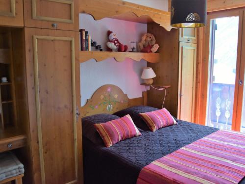 - une chambre avec un lit doté d'une couette et d'oreillers violets dans l'établissement Appartement 3* Pralognan, Balcon Sud, Parking, Proche Pistes - FR-1-464-46, à Pralognan-la-Vanoise
