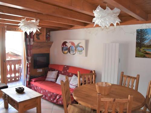 プラローニャン・ラ・ヴァノワーズにあるAppartement Pralognan-la-Vanoise, 5 pièces, 6 personnes - FR-1-464-43のリビングルーム(テーブル、ソファ付)