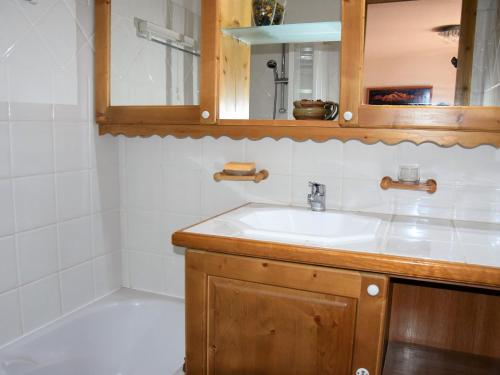 une salle de bain avec un lavabo et un miroir dans l'établissement Appartement 3* Pralognan, Balcon Sud, Parking, Proche Pistes - FR-1-464-46, à Pralognan-la-Vanoise