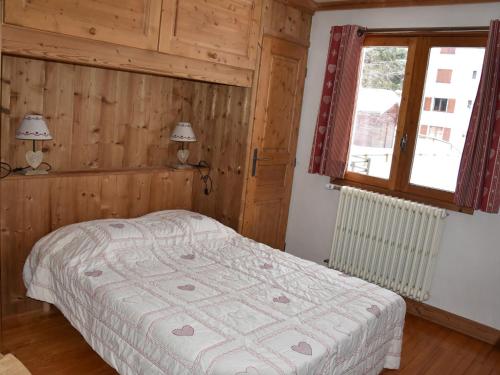 Una cama o camas en una habitación de Chalet Pralognan-la-Vanoise, 5 pièces, 8 personnes - FR-1-464-48